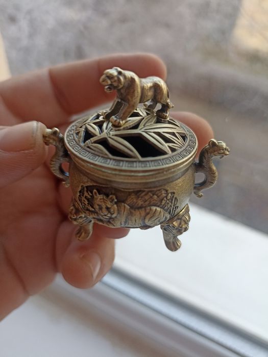 Suport pentru tămaie  și breloc biblie