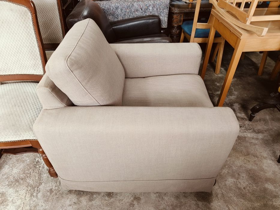 Удобно кресло в свеж бежов цвят със сваляеми калъфи