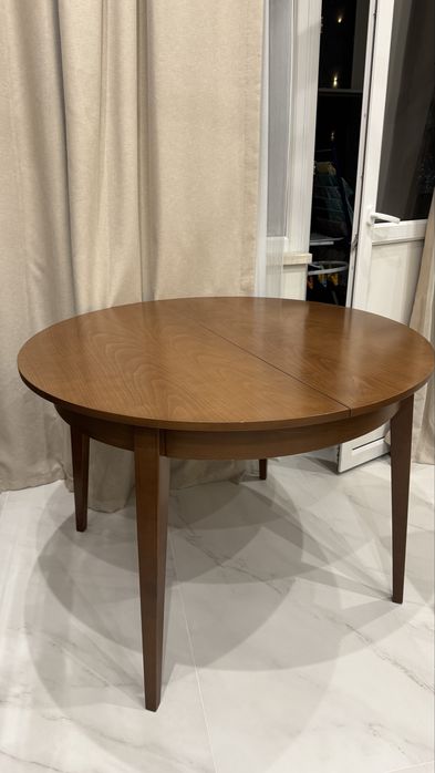 Круглый деревяный стол