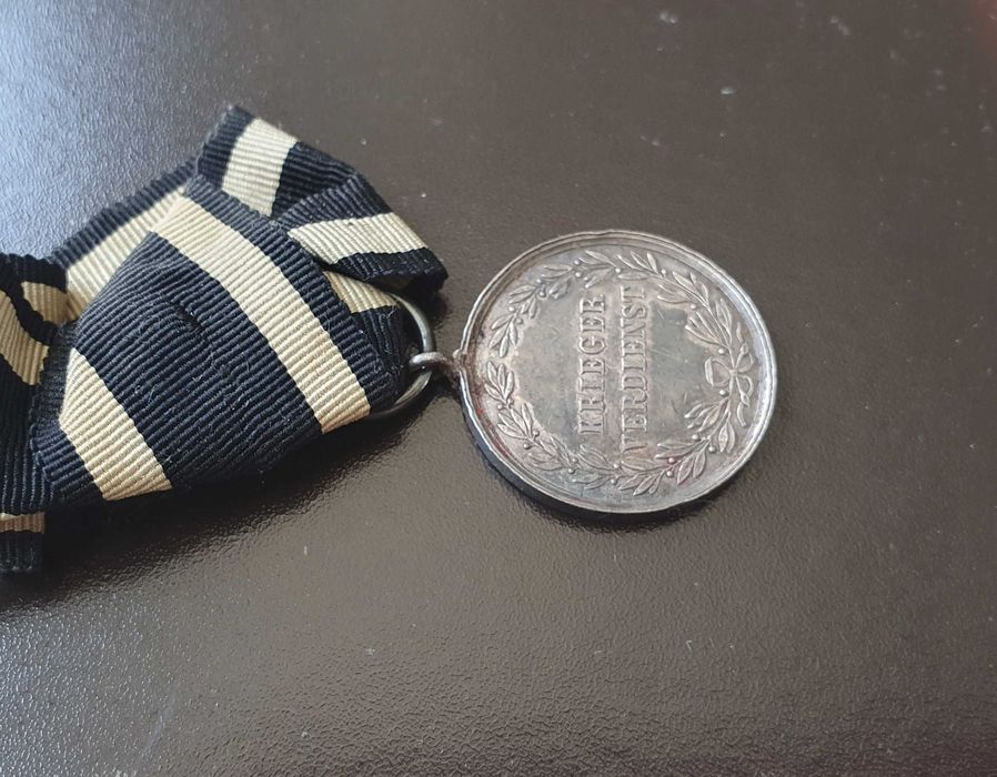 KRIEGER VERDIENST Медал за храброст 1873 година + 1 Pound 1985