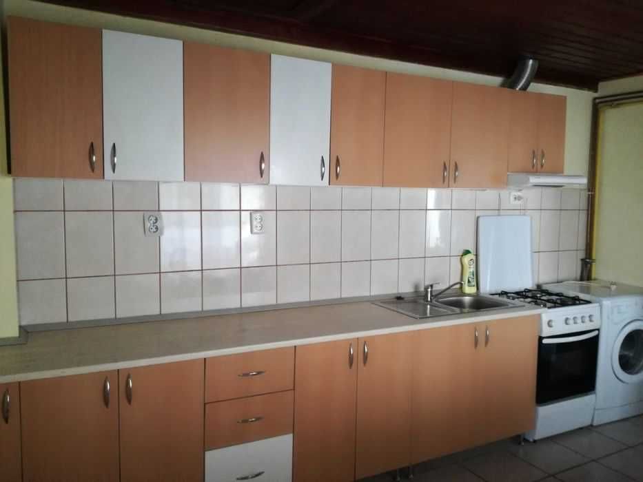 Inchiriez apartament la casa