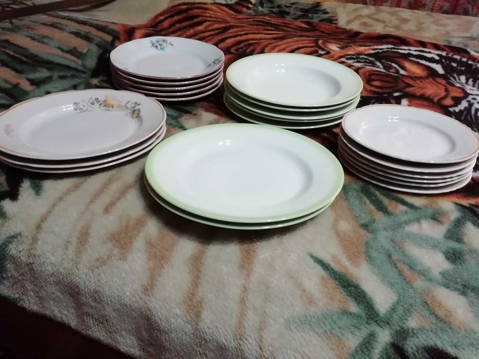 Чинии от порцелан и керамика, кристална ваза, лъжици