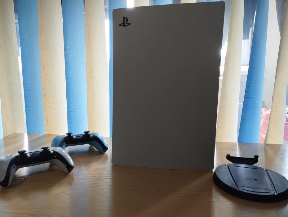 Playstation 5 Disk с игри и стойка