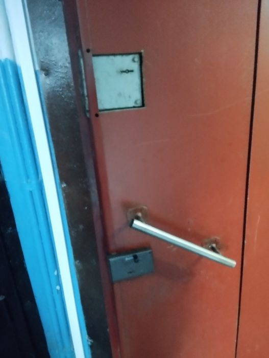 Продам железную дверь