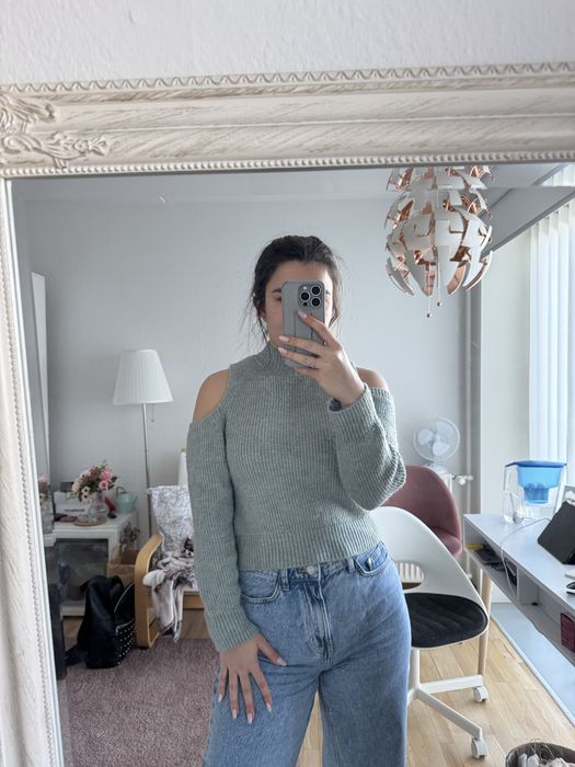 Тюркоазен пуловер с изрязани рамене