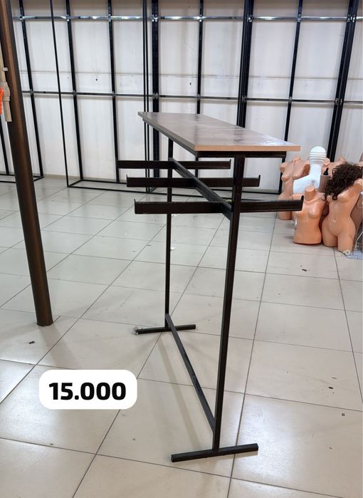 Мебель для магазина одежды