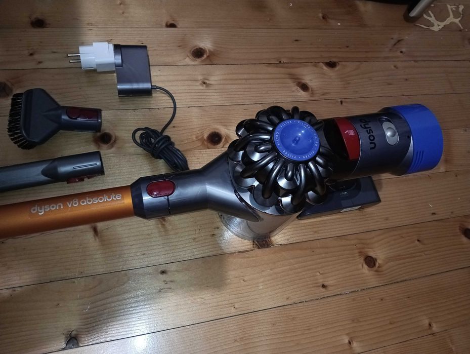 Отлична безжична Dyson V8 прахосмукачка с нова батерия и аксесоари