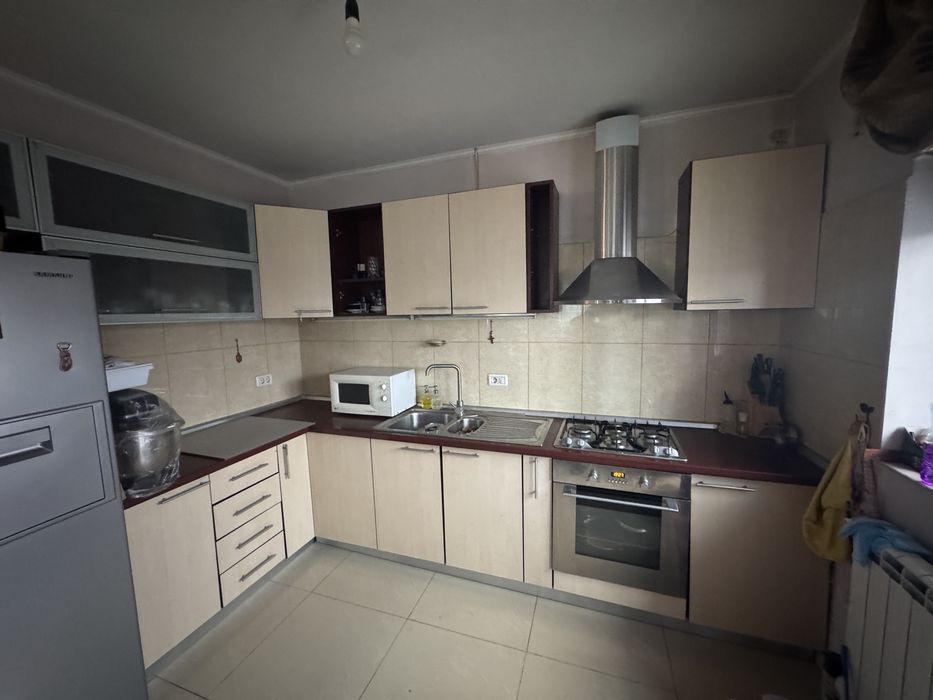 Vand mobila de bucatarie cu electrocasnice incluse