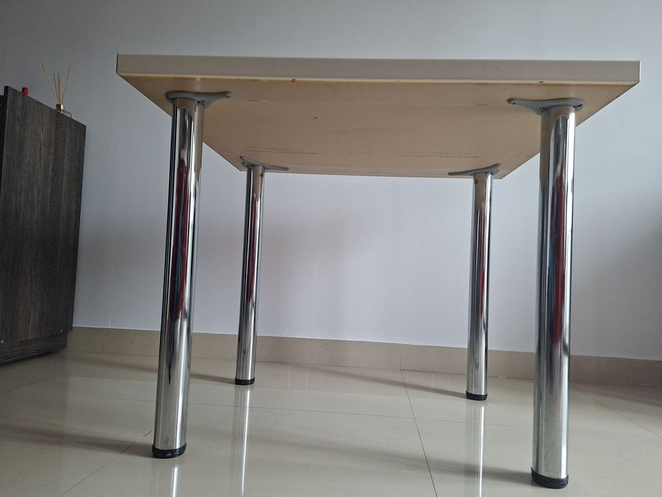 Masă Modernă și Compactă – Blat Crem/Bej, Picioare Cromate