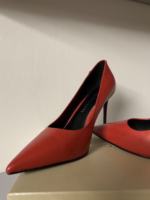 Елегантни червени токчета на Eva Longoria