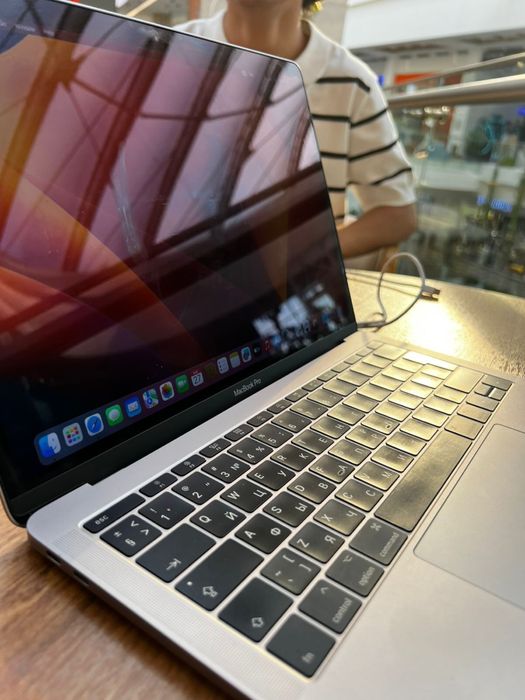 Macbook pro     .
