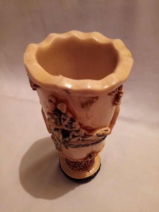 Vază sculptată rășină 4 scene China Antica, H 32cm.