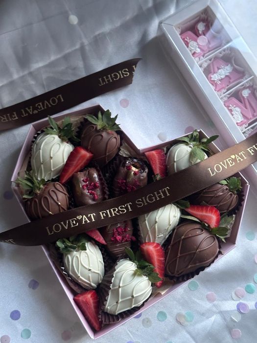 Бенто торт и букет