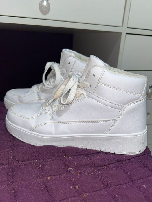 Бели кецове от New Yorker