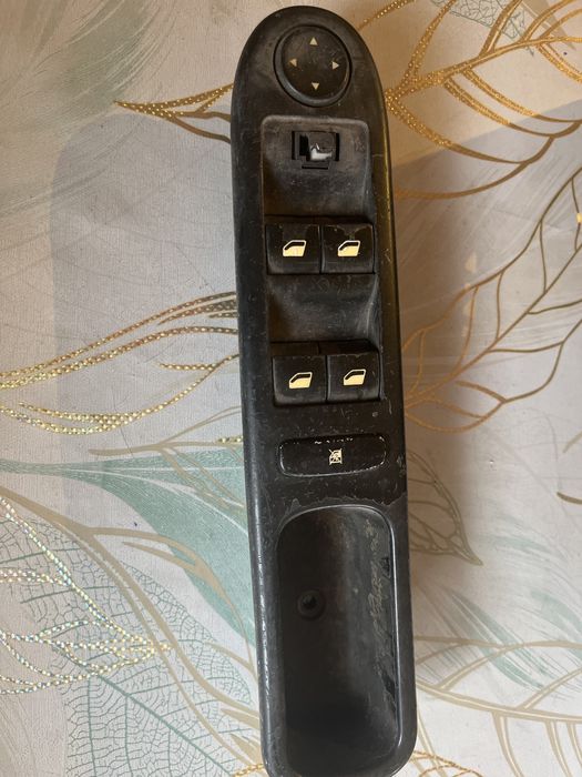 Кнопки стеклоподьемников Пежо 307.