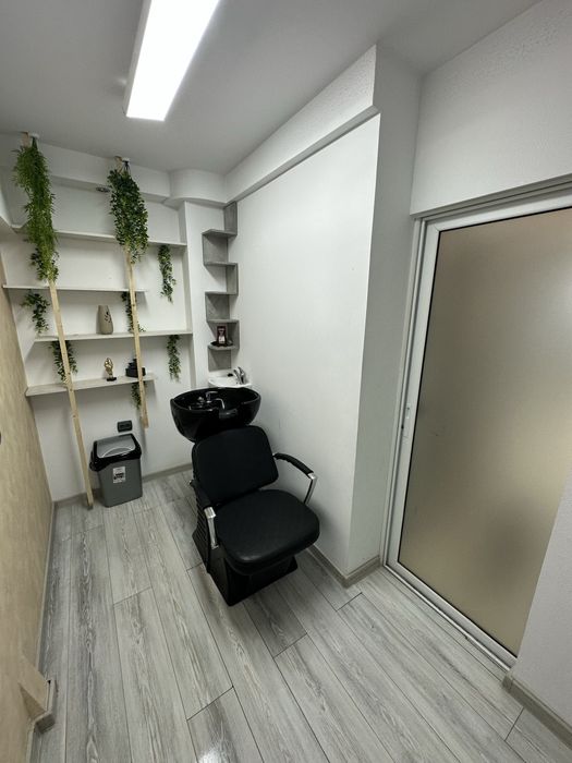 Vand salon infrumusetare sau schimb cu autoturism