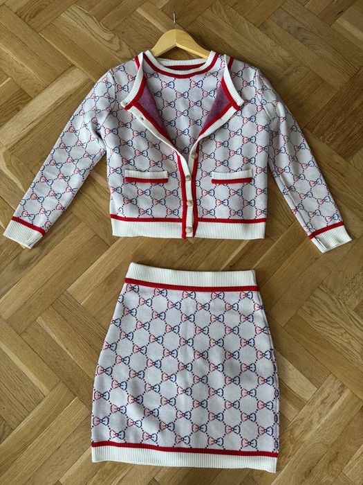 Комплект / костюм: пола, тениска и жилетка