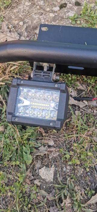 Стойка с халогени.