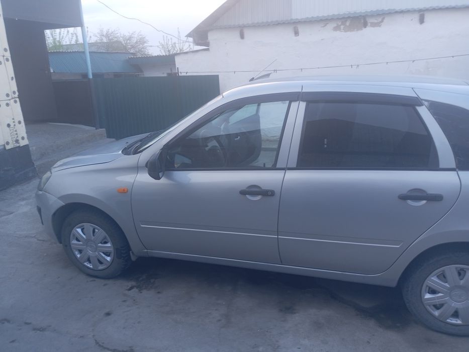 Машина Лада калина