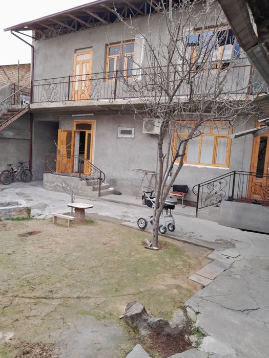 Yakkasaroyda uchaska sotiladi 3, sotiglik 12 xona 3 ta san uzel