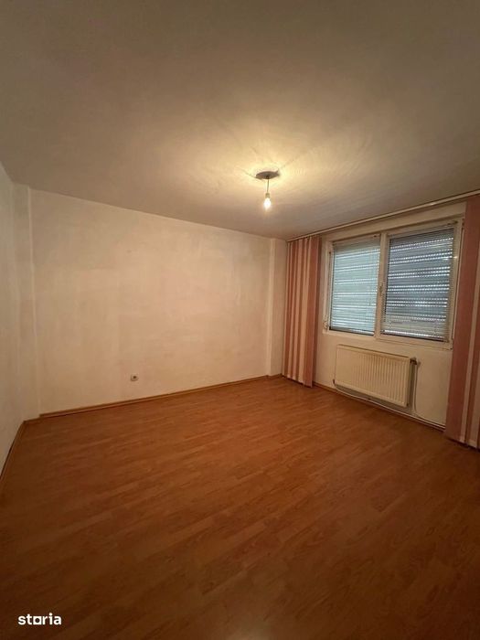 De vanzare 2 camere cu balcon, decomandat, etaj 1,  zona Hotel Roman