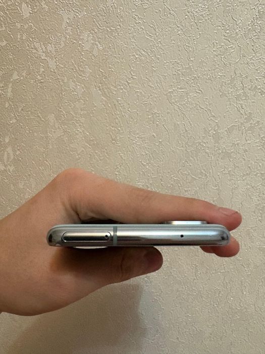 Срочно продам Samsung Galaxy S20 EF