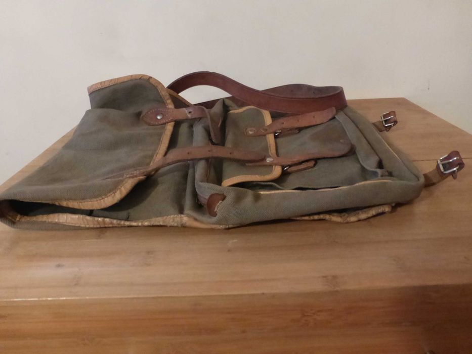 Туристическа брезентова чанта с кожена презрамка и каишки 1970 г