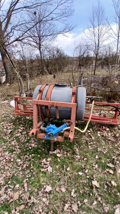 Vând semanatoare de porumb si erbicidator