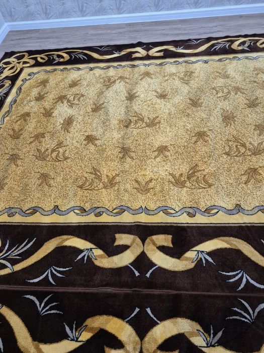 Классический ковёр с орнаментом — чистый и ухоженный