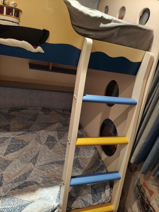 Дестко легло на два етажа, ъглов гардероб и бюро с поставка за компютъ