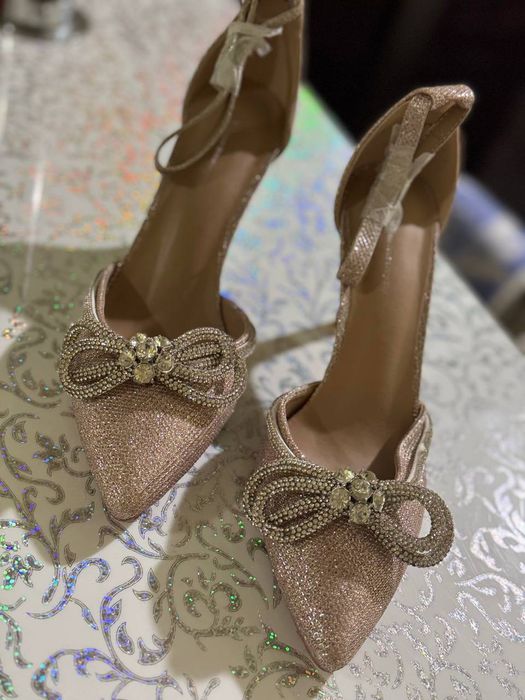 Подам женскую обувь.