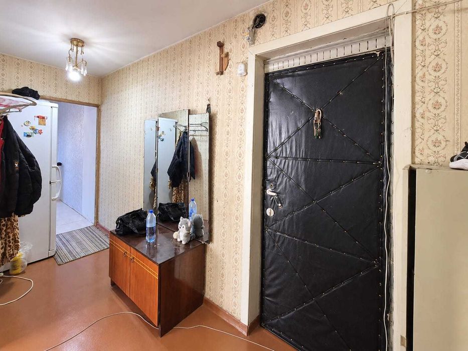 Продам  3-комн. квартиру на 6 мкр.