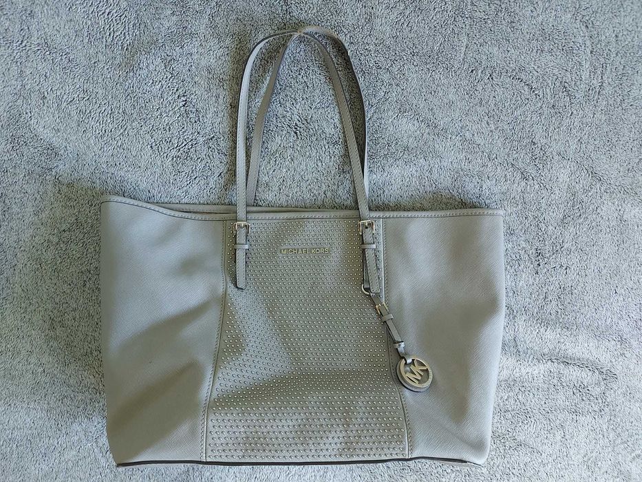Дамска чанта Michael Kors Jet Set Saffiano Bag със сребристи капси.