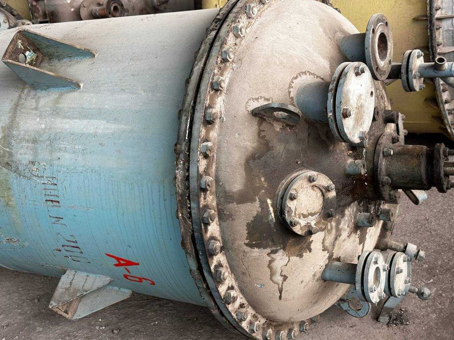 Реакторы из нержавеющей стали . Емкости эмалированные.