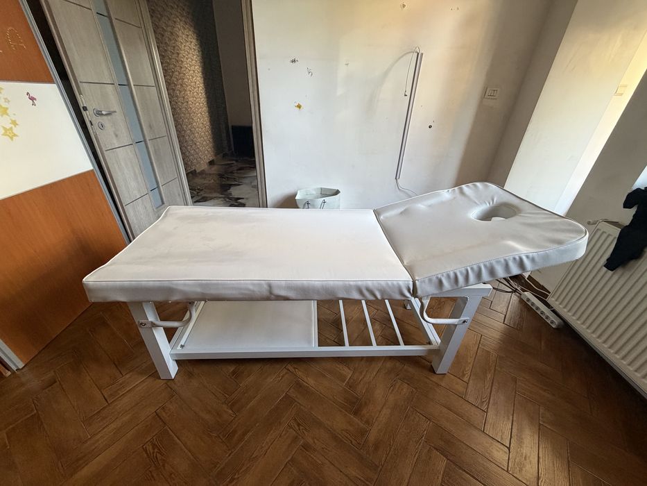 Pat pentru masaj-cosmetica, cu cadru metalic si spatiu de depozitare.