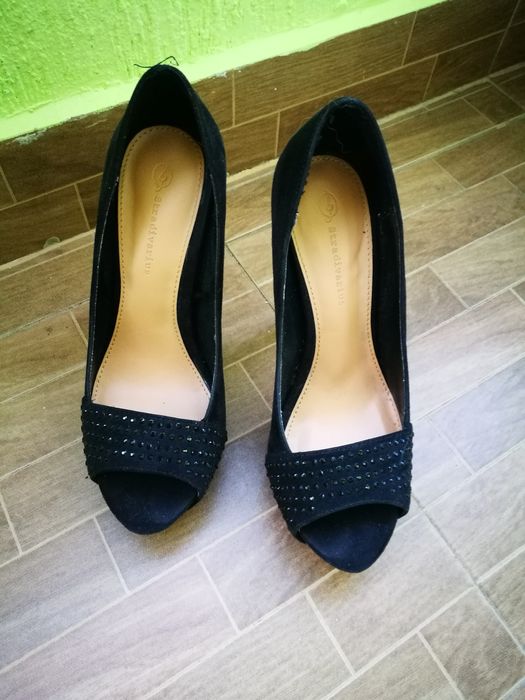 Обувки с черни камъни на ток Stradivarius