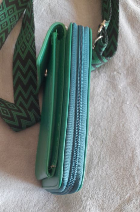 Зелена чантичка портфейл