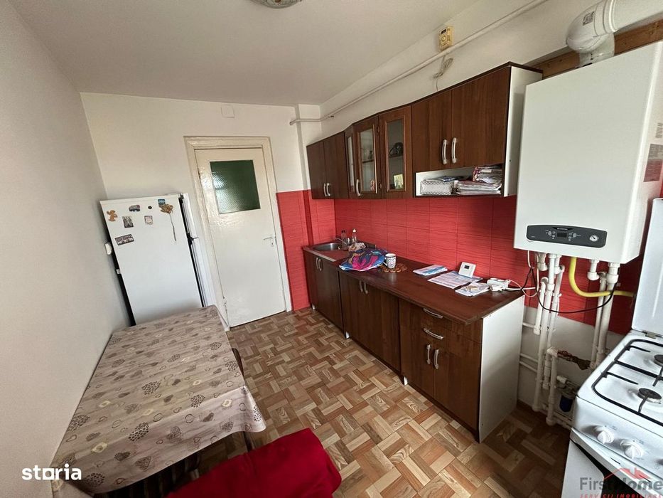 Apartament cu 3 camere de vanzare, zona Ceasul Rau.