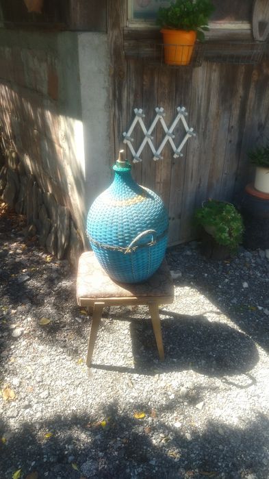 Стъклени дамаджами за вино и ракия.