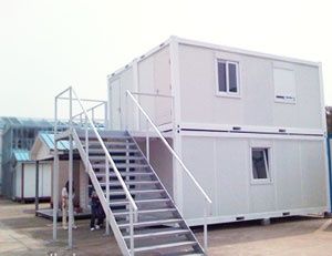 Vand containere stil casa din structura metalica