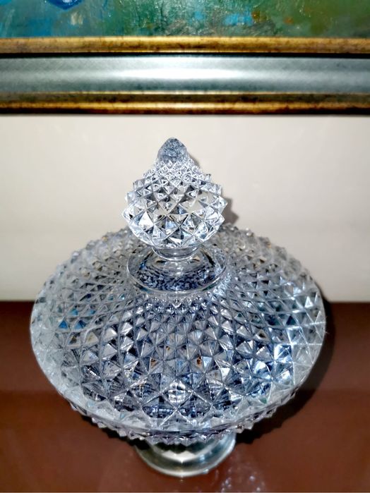 Захарница бонбониера издълбан кристал в/у посребрена метална основа !