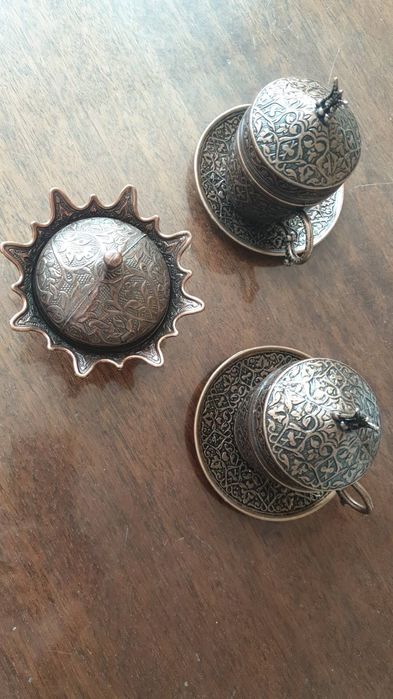 Сервизи/ комплекти чаши и чинии