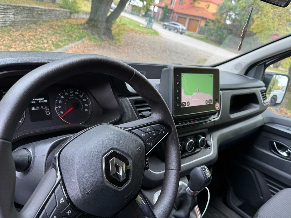 Отдавам пътнически бус Renault Trafic под наем