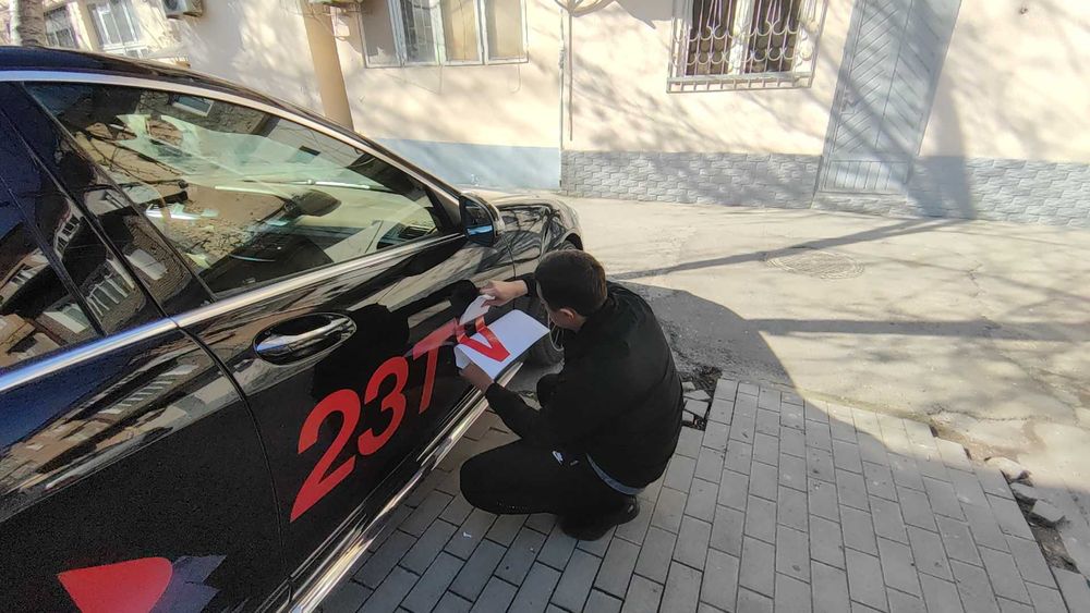 Печать оракал. Монтаж оракал. Наклейка. Авто наклейка.