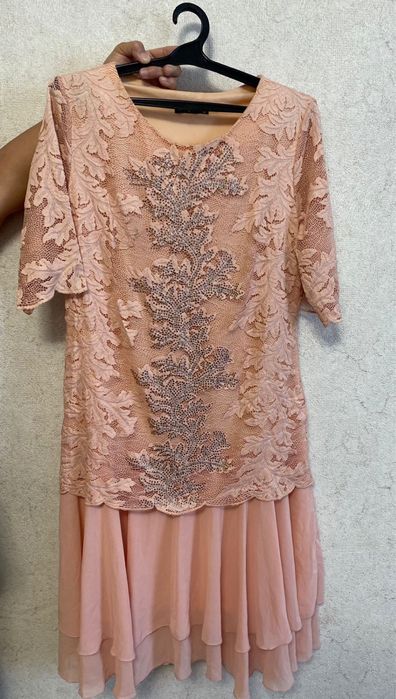 Әдемі көйлектер сатылады