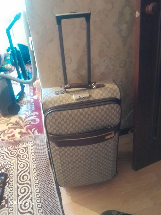 Есик, банк, чимодан, стул, кол машина