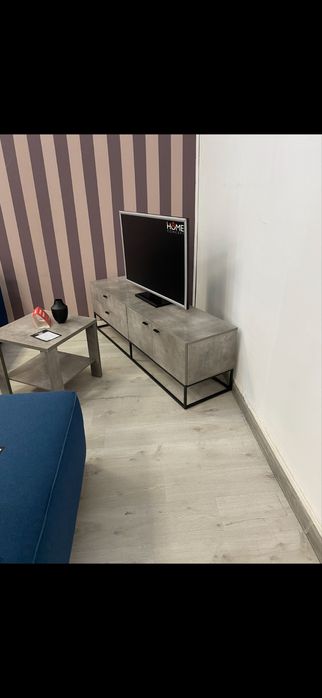 Чисто нова маса и шкаф