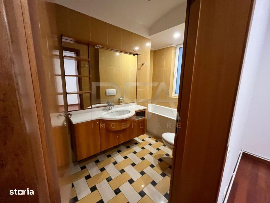 Apartament 4 camere  Resedinta