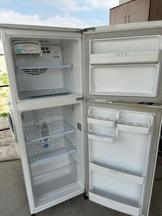 Холодильник LG в хорошем состоянии