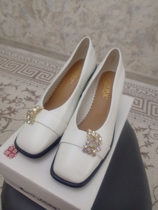 Продам белые туфли